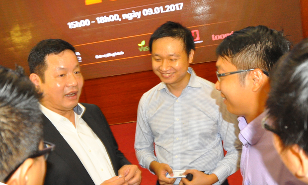 Sau những tràng pháo tay và lời chúc mừng dành cho anh Đào Việt Thắng, đại diện của VeXeRe.com, dự án đoạt danh hiệu cao nhất của cuộc bình chọn, anh Bình nán lại để trò chuyện thêm với các nhà khởi nghiệp trẻ.