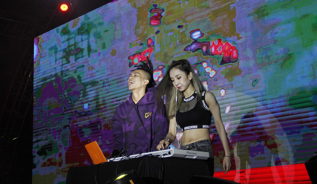 <p style="text-align:justify;"> Ngoài giọng ca của Minh Uyên, nữ DJ Jenny cùng bạn diễn cũng gây được sự chú ý với những âm thanh cực mạnh. </p>