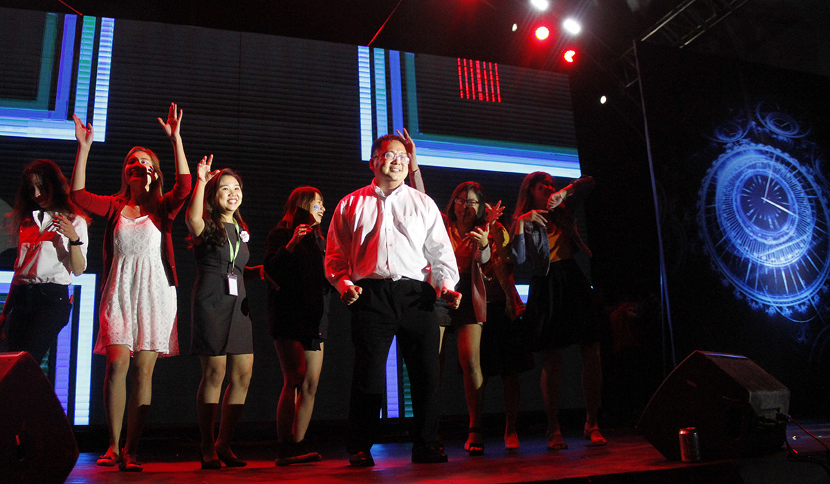 <p style="text-align:justify;"> Chủ tịch FPT Software Hoàng Nam Tiến "bay" lên sân khấu để hát, nhảy cùng nhân viên. </p>