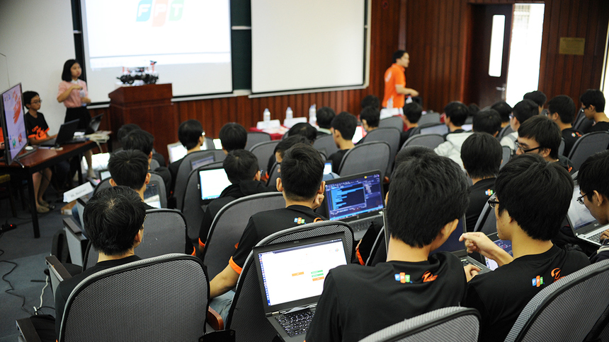 <p class="Normal"> Theo format của chương trình, các đội thi trải qua hai giai đoạn tranh tài. Vòng 1 đưa ra thử thách bằng một video. 10 đội phải sử dụng các thuật toán để tìm phương sai, độ lệch chuẩn tâm đường... để có sai số thấp nhất với kết quả mà Ban tổ chức công bố.</p>