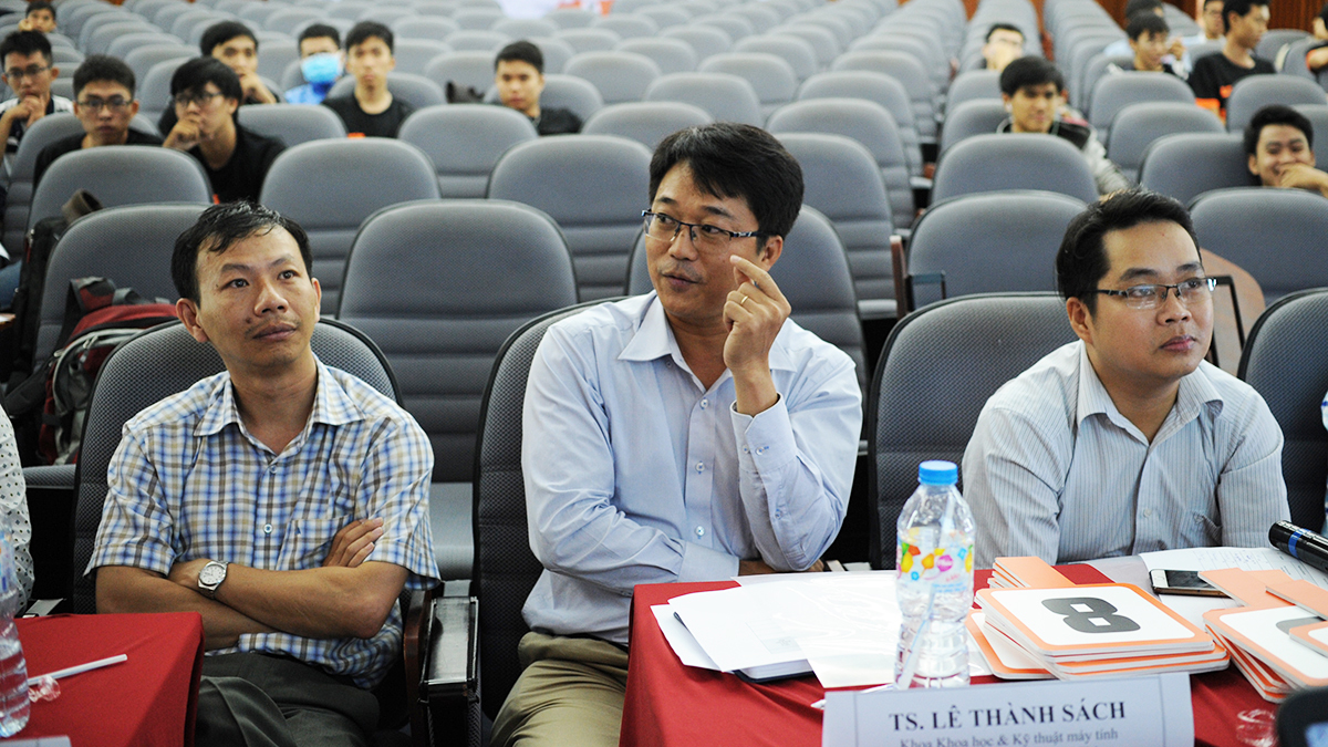 <p> Tiến sĩ Lê Thành Sách (giữa) là chuyên gia trong lĩnh vực xử lý hình ảnh của Đại học Bách khoa nên thường đưa ra các câu hỏi rất sâu và kỹ cho các đội. Đây cũng là một trong những công nghệ cốt lõi của xe tự hành mà Cuộc đua số hướng tới.</p>