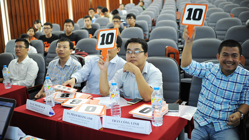 <p> Cuộc đua của 4 đội trong vòng hai rất gay cấn khi những điểm tuyệt đối liên tục được Ban giám khảo giơ lên.</p> <p> Trong yêu cầu thứ hai, 3 đội đạt là A Tiny Dot, CDIO và Miracle nhưng điểm số khác nhau do thời gian hoàn thành. Riêng BKIT không hoàn thành bài thi.</p>