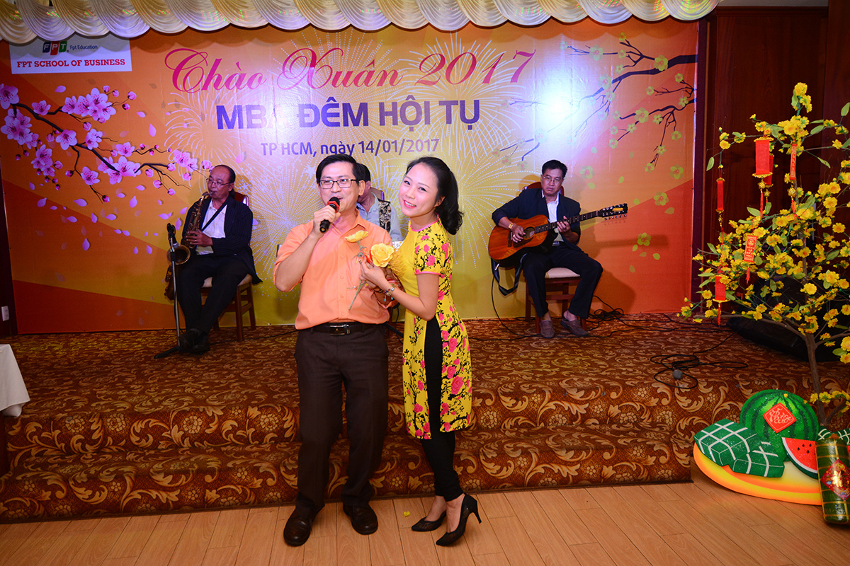 <p> Không chỉ khiêu vũ điêu luyện, giảng viên Tiến Minh còn thể hiện tài năng ca hát với ca khúc "Trả nợ tình xa" trong phần giao lưu.</p>