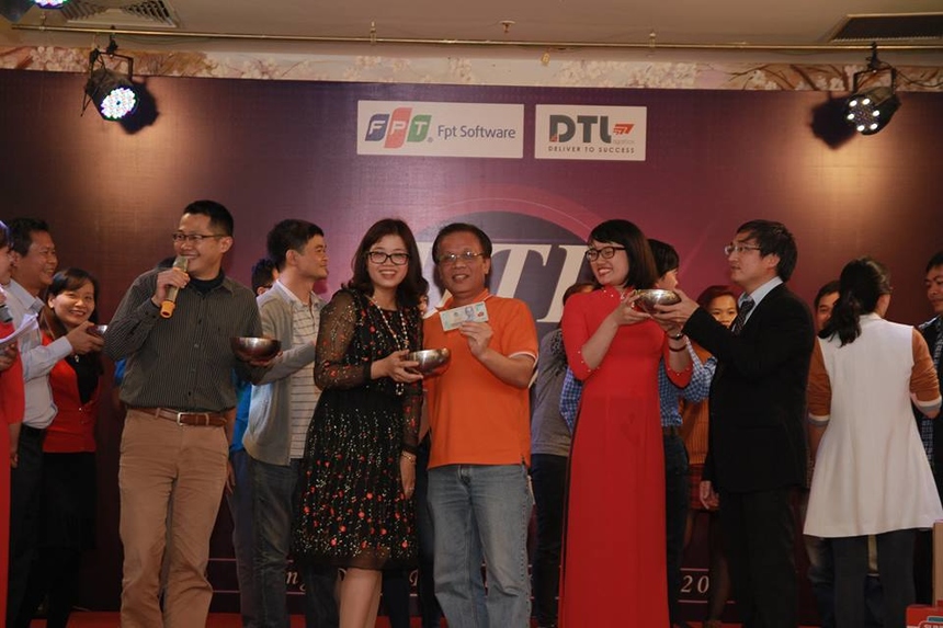 <p> <span style="color:rgb(0,0,0);">Trước mắt, DTL sẽ tập trung tuyển những người làm lâu năm trong lĩnh vực Logistics, những chuyên gia thực thụ trong thế giới Logistics, đồng thời có các đầu mối ở các thị trường trọng điểm (Nhật Bản, Mỹ, châu Âu) để làm việc trực tiếp với các Sales, đơn vị FPT Software ngoài lãnh thổ Việt Nam cùng nhau tìm hiểu khách hàng, dự án và bỏ thầu.</span></p> <p class="Normal"> Thời gian tới, DTL cũng sẽ hình thành các đơn vị riêng biệt để đảm nhận các trách nhiệm khác nhau trong Logistics và các lĩnh vực liên quan như Mailing (thư tín), Shipping (vận chuyển), Digital (Kỹ thuật số), Font Development and Management (quản lý và phát triển font), Health Care (chăm sóc ý tế), Transportation (giao thông vận tải).... </p>