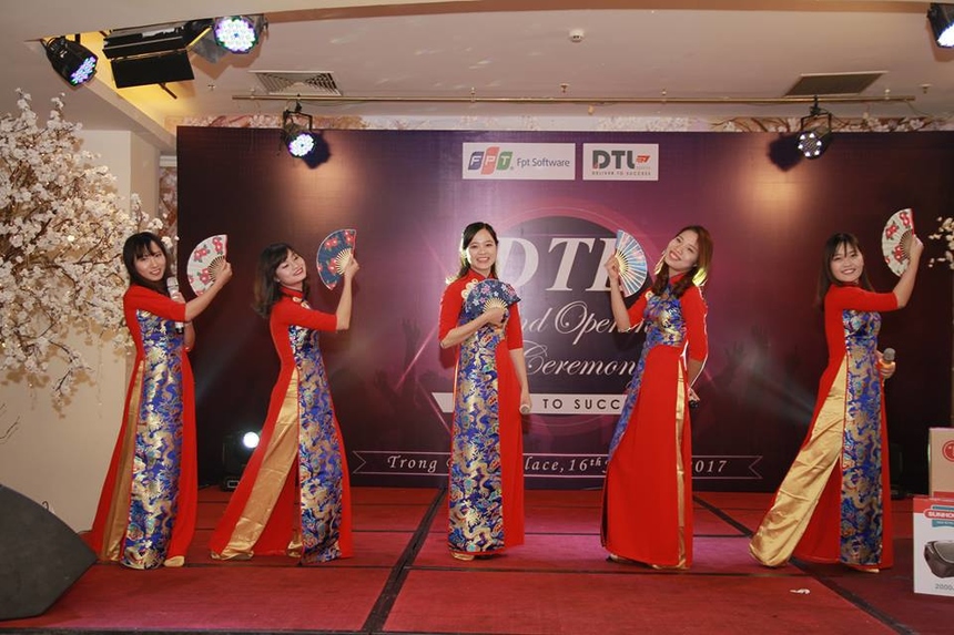 <p> <span style="color:rgb(0,0,0);">DTL vạch ra những chiến lược ngắn hạn và dài hạn. Cụ thể, đơn vị sẽ củng cố, kiện toàn bộ máy hoạt động, vận hành từ khâu bán hàng đến khâu sản xuất và bàn giao cho khách hàng; xây dựng bộ khung vững chắc ở mặt trận Delivery, Sale; Đi sâu khai thác các khách hàng hiện tại, hình thành các đơn vị đặc nhiệm, khai phá những khách mới, tiềm năng. Cùng với đó, tăng năng lực sản xuất của đơn vị thông qua các chương trình cải tiến, đào tạo cho nhân viên, tìm kiếm các hiền tài trong mảng Logistics cũng sẽ được chú trọng.</span></p> <p> <span style="color:rgb(0,0,0);">Ảnh là các </span>tiết mục văn nghệ đặc sắc "cây nhà lá vườn" được trình diễn nhân sự kiện ra mắt FSU mới. </p>