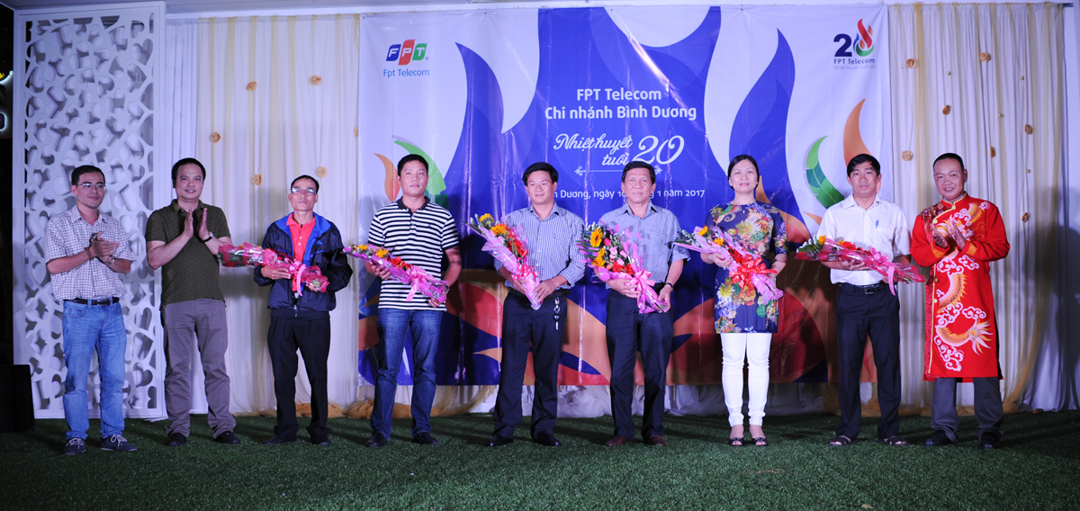 <p> Các lãnh đạo FPT Telecom gửi những bó hoa tươi thắm tri ân đại diện các đơn vị, ban ngành địa phương đã đồng hành, giúp đỡ chi nhánh trong 10 năm qua.</p>