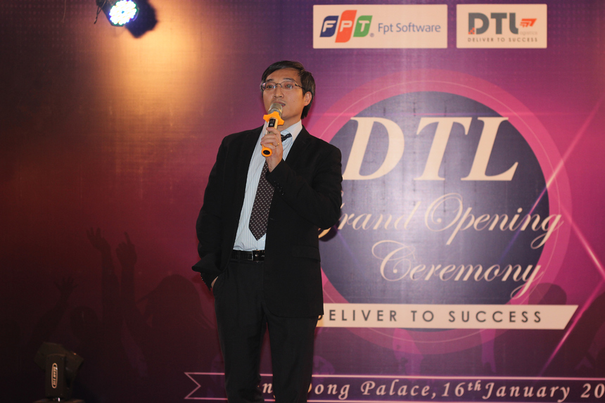 <p> Theo PTGĐ DTL Lê Téc Nen, cơ hội lớn nhất đối với DTL và FPT chính là chu kỳ tái thiết đầu tư của Nhật 60 năm một lần đang bắt đầu. Nhật Bản với những vấn đề như dân số già, cơ sở hạ tầng từ thập niên 50, 60 cần thay đổi, sự cạnh tranh khốc liệt từ Hàn Quốc, Trung Quốc... buộc nước này phải tạo ra khác biệt trong cuộc cách mạng lần thứ 2. Nhật Bản hiện thiếu hụt người có năng lực.</p> <p> "Cơ hội cho DTL là việc chúng ta đang chơi với các ông lớn và các dự án đều ở quy mô lớn. Thách thức lớn nhất là thời gian trống giữa các dự án khá lớn gây khó khăn trong việc duy trì được đội hình, những cam kết với tổ chức...", anh nói.</p> <p> </p>