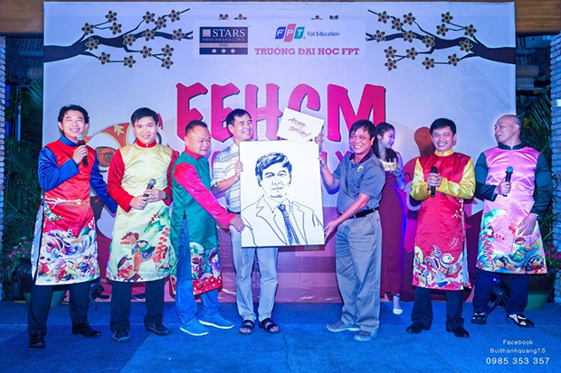 Trên nền nhạc Happy Birthday được hát vang bởi toàn thể người FE, TS. Trần Ngọc Tuấn đại diện tập thể trao tranh chân dung tặng cho anh Tùng.