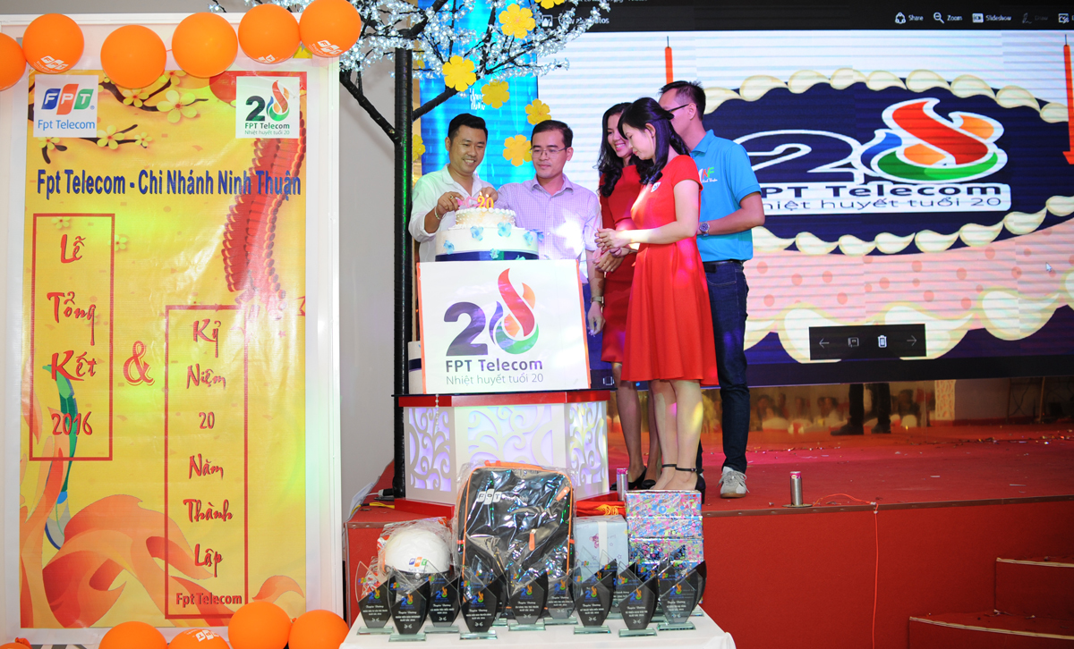 <p> Sau phần chia sẻ, Giám đốc Vùng 6, Giám đốc chi nhánh và các quản lý tại FPT Telecom Ninh Thuận cùng thổi nến và cắt bánh mừng sinh nhật 20 năm Viễn thông FPT.</p> <p class="Normal"> Sinh nhật FPT Telecom gồm các sự kiện lớn: Lễ kỷ niệm tại khách sạn Melia (ngày 4/1), lễ hội tại Sân vận động Quần Ngựa, Hà Nội (6/1); tại Sân vận động Quân khu 7, TP HCM (13/1) và liên tục tại các chi nhánh khác từ 14-21/1.</p>