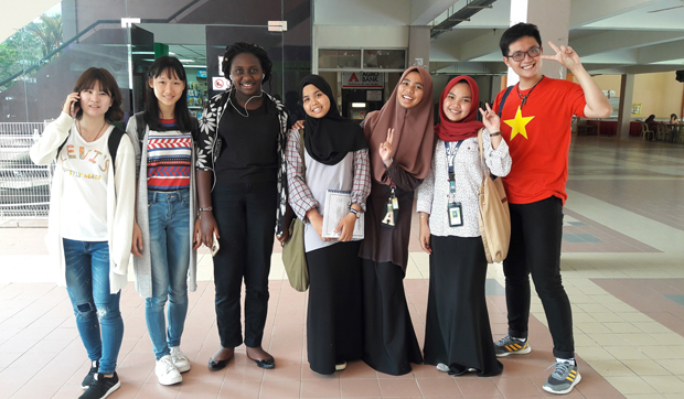 Phạm Nhật Huy cùng các bạn sinh viên quốc tế được tuyển chọn thực hiện dự án “SPEAK UP” tại vùng ngoại ô Sungai Lang, bang Selangor, Maylaysia.