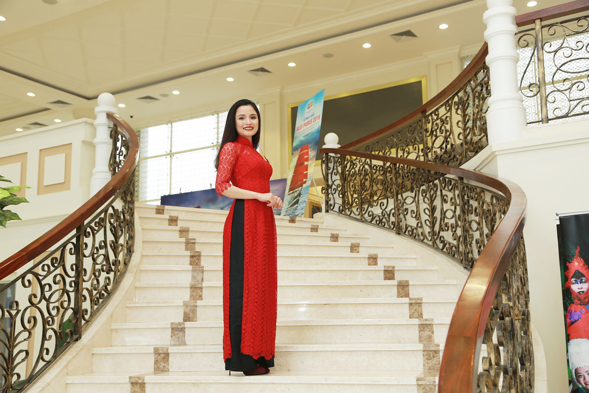 <p> Nguyễn Thị Mơ, Ban Truyền thông FPT IS, nổi bật trong tà áo dài ren điệu đà.</p>