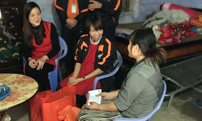 <p> Chị Ánh Tuyết và chị Hoàng Thị Mỹ Thư, Phó Chủ tịch Hội liên hiệp phụ nữ huyện Mỹ Hào, trò chuyện với hộ dân được hỗ trợ. </p>