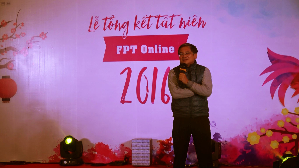 <p class="Normal"> Anh Bùi Quang Ngọc, đại diện lãnh đạo tập đoàn, gửi lời chúc tới toàn thể nhân viên FPT Online: “Xin gửi lời cảm ơn tới tất cả thành viên của đại gia đình FPT Online đã nỗ lực hết mình trong suốt năm qua để đóng góp một con số rất lớn vào tốc độ phát triển và tăng trưởng của cả tập đoàn. Hy vọng trong năm mới Đinh Dậu, chúng ta sẽ vươn lên mạnh mẽ hơn nữa để tiến tới cái đích trở thành "đế chế truyền thông" tại Việt Nam như những gì anh Thắng cũng như ban lãnh đạo tập đoàn luôn chia sẻ cùng nhau”. </p>