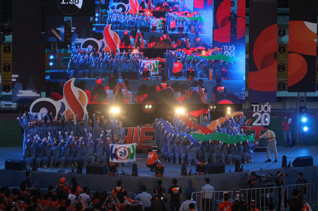 Toàn cảnh màn xếp hình của PNC tại lễ hội. Giải thích về những biểu tượng của phần trình diễn này, PNC cho biết lá cờ được