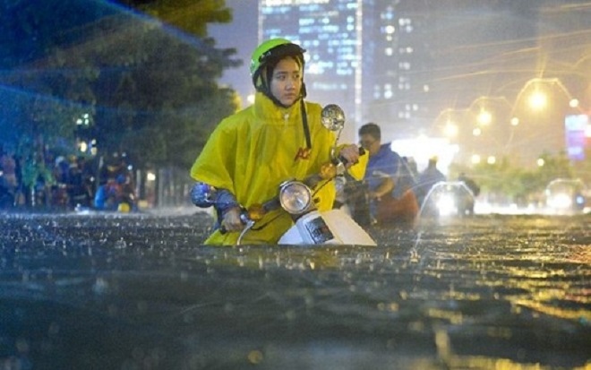 <p class="Normal" style="text-align:justify;"> Hình ảnh cô gái trẻ ngơ ngác giữa dòng nước ngập Sài Gòn ngày 21/9 đã nhận được nhiều lượt chia sẻ và bình luận trên mạng xã hội.</p>