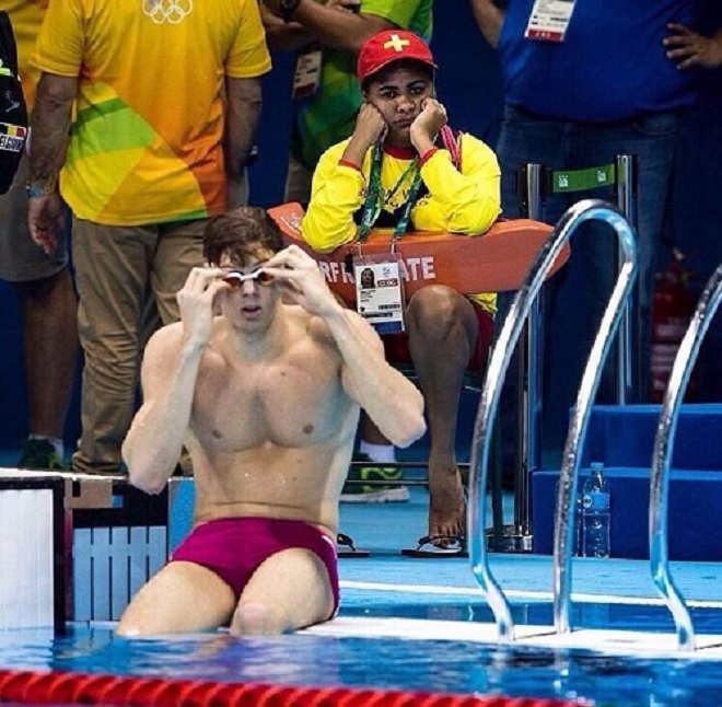 <p class="Normal" style="text-align:justify;"> Khoảnh khắc nhân viên cứu hộ hồ bơi chống cằm cạnh vận động viên bơi lội trong Olympic Rio 2016 khiến nhiều người thích thú.</p>