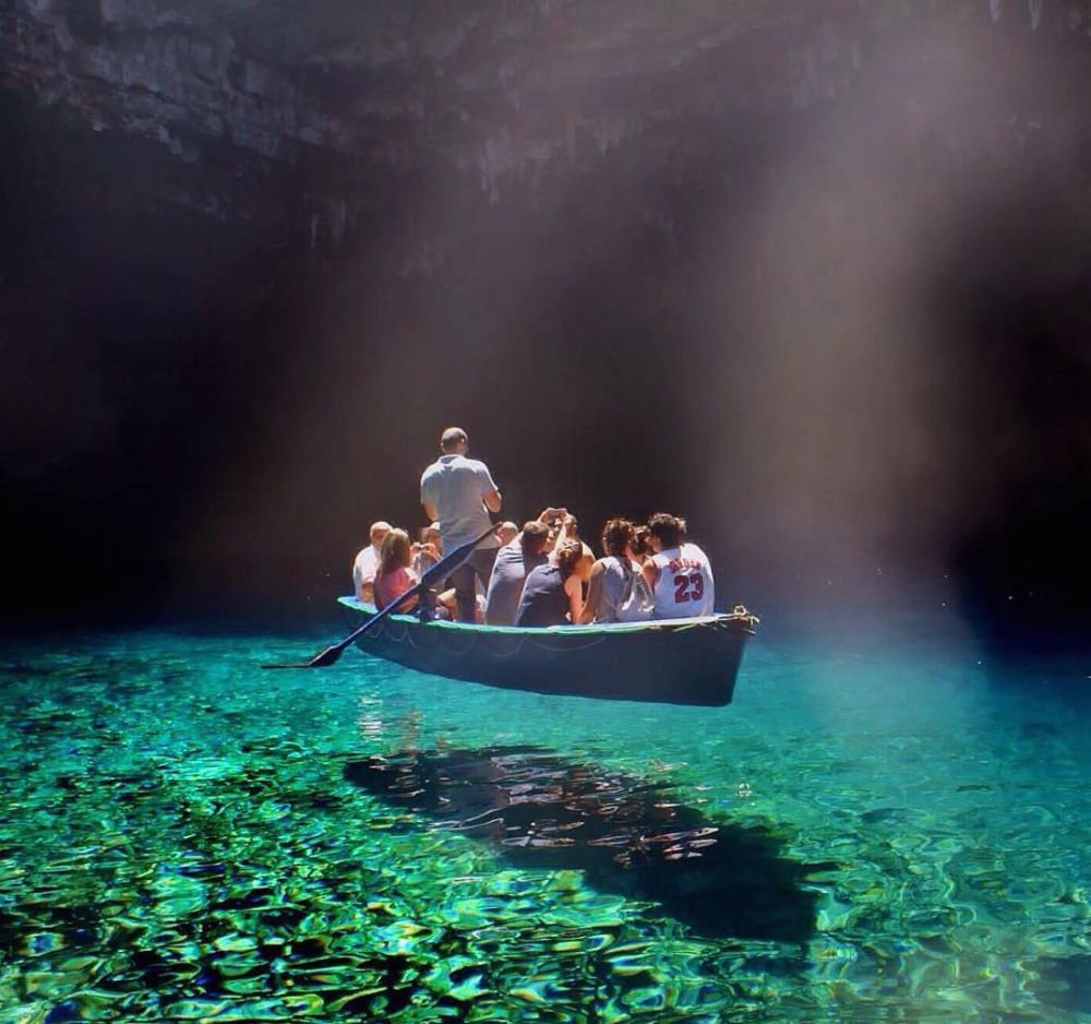 <p class="Normal"> Dòng nước sạch nhất thế giới, hồ Melissani, Hy Lạp.</p>