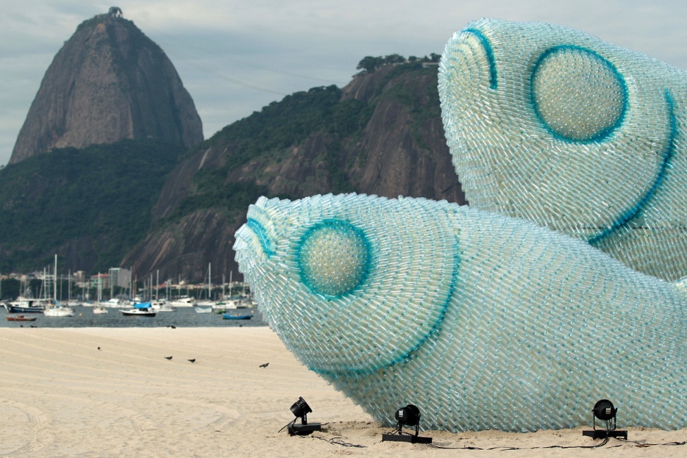 <p class="Normal"> Một tác phẩm điêu khắc được làm hoàn toàn bằng chai nhựa trên một bãi biển ở Rio de Janeiro, Brazil.</p>