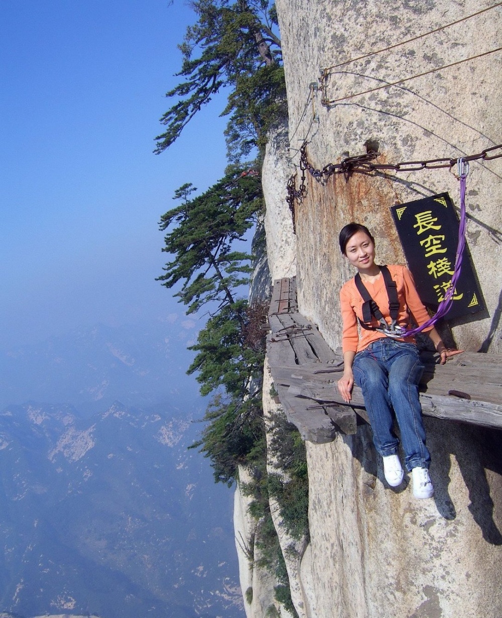 <p class="Normal"> Cong đường tử thần (độ cao: 2.130 mét), Trung Quốc.</p>