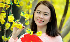 Mỹ nữ Sen Đỏ rạng rỡ trong nắng xuân