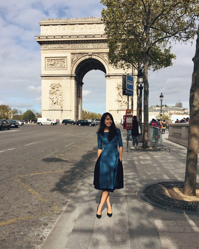 <p class="Normal"> Cô mang áo dài cách tân đến cổng Khải Hoàn Môn, Paris.</p>