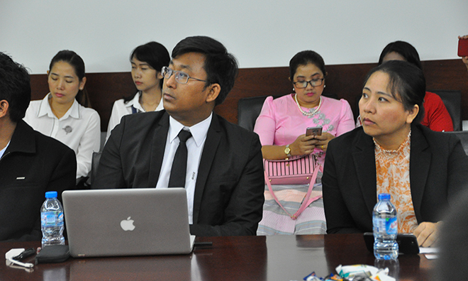 <p> Tới thăm FPT Tân Thuận trong sáng nay (ngày 9/2), đoàn Myanmar gồm 25 thành viên, trong đó có nhiều chủ doanh nghiệp về công nghệ thông tin tại Mandalay, thành phố lớn thứ hai của đất nước Chùa Vàng. Trong ảnh là bà Thiri Khit (phải), Chủ tịch Hiệp hội Công nghiệp máy tính Mandalay (MCIA Mandalay), và ông Ye Yint Aung, <span style="color:rgb(0,0,0);">Tổng Giám đốc Công ty Marter Innovative Solution, thành viên MCIA. </span></p>