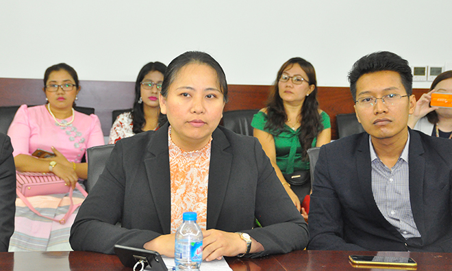 <p> Chủ tịch MCIA Mandalay Thiri Khit dành mối quan tâm đặc biệt tới các vấn đề thuế. "Chính sách thuế VAT tại Myanmar còn mới và chưa hoàn thiện. Chúng tôi muốn học hỏi kinh nghiệm từ FPT, doanh nghiệp đã triển khai nhiều dự án thuế tại nhiều quốc gia để có những đề xuất lên Chính phủ và hỗ trợ tốt nhất cho các doanh nghiệp thành viên", bà Thiri Khit chia sẻ. </p>