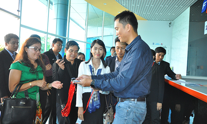 <p> Anh Phạm Lê Hào trao thẻ tham quan cho khách mời. Trước khi "mục sở thị" phía trong trung tâm dữ liệu lớn và hiện đại bậc nhất Việt Nam, cả đoàn được yêu cầu thay giày trắng chuyên dụng để đảm bảo vệ sinh cho Data Center. </p>
