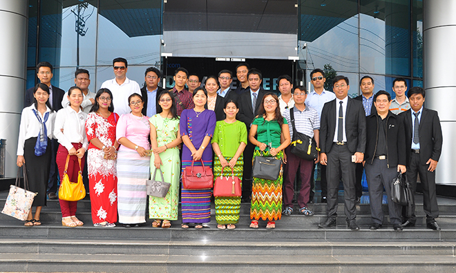 <p> Các thành viên của MCIA Mandalay và Liên đoàn máy tính Myanmar chụp hình lưu niệm tại tòa nhà Data Center. </p>