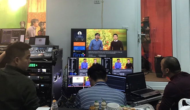 <p class="Normal"> Không gian phòng thu của Truyền hình FPT tại tòa nhà Toyota Mỹ Đình, Hà Nội, rộng chưa tới 20 m2 với công năng ban đầu chỉ để “ghi tiếng” đã được “hô biến” vào mỗi tối thứ Năm để trở thành trường quay cho game show tương tác trên truyền hình đầu tiên tại Việt Nam. Đội ngũ hơn 10 kỹ thuật viên, nhân viên hỗ trợ của PayTV thậm chí phải ngồi bệt dưới sàn để tác nghiệp, nhường chỗ cho máy móc, thiết bị.</p>