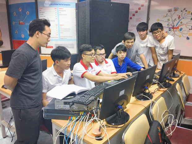 Các sinh viên FPT Jetking trong giờ thực hành cấu hình các thiết bị mạng.