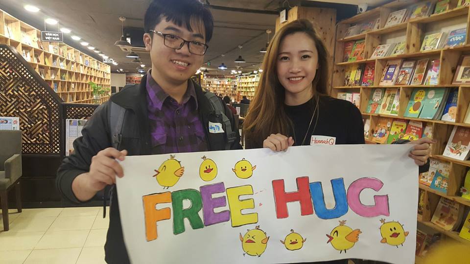 <p> Thử thách Free Hug lần đầu tiền xuất hiện ở xDay, những người tham gia khi tới đây sẽ trao cho nhau những chiếc ôm ấm áp, gần gũi của tình bạn, tính gắn kết trước khi tiến vào phòng hội thảo. </p>
