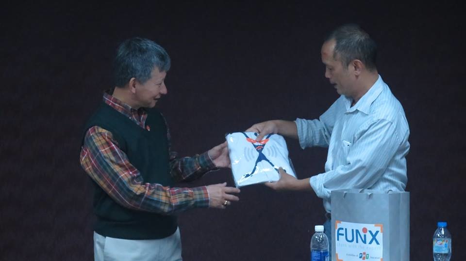<p> Kết thúc xTalk, anh Nguyễn Thành Nam đại diện FUNiX tặng quà cùng huy hiệu Mentor cho anh Vũ Duy Mẫn - diễn giả "lão đại" tính tới thời điểm hiện tại. </p>