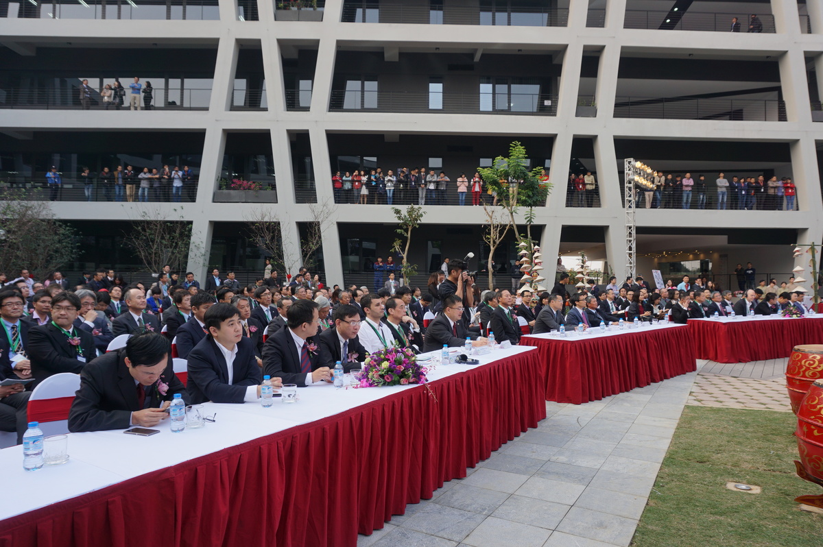 <p> Lễ ra mắt F-Ville 2 diễn ra vào chiều nay, ngày 13/2, với sự tham gia của Phó Thủ tướng Vũ Đức Đam; lãnh đạo Bộ Thông tin Truyền thông, Bộ Khoa học và Công nghệ, Bộ Giáo dục và Đào tạo cùng hơn 160 lãnh đạo cấp cao của các tập đoàn đến từ Nhật Bản, Hàn Quốc…</p>