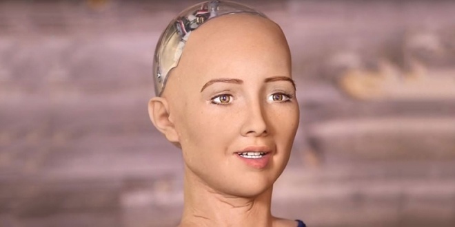 <p class="Normal" style="text-align:justify;"> Sophia cũng là một robot có khuôn mặt giống người thật. Đây là sản phẩm hợp tác giữa hai công ty Hanson Robotics ở Mỹ và Hiroshi Ishiguro Laboratories ở Nhật. Sophia được cấu tạo để có thể hiểu tiếng người và biểu đạt cảm xúc với 62 trạng thái cảm xúc khác nhau trên gương mặt. Nhờ camera bên trong mắt kết hợp với các thuật toán máy tính, Sophia có thể nhận dạng khuôn mặt và giao tiếp bằng ánh mắt. Tương tự Jia Jia, nó cũng có thể tự học thông qua những gì đã tiếp xúc.<br /> Đây cũng là con robot đầu tiên trên thế giới tuyên bố sẽ "hủy diệt loài người". Sản phẩm đang được hoàn thiện để phục vụ chăm sóc sức khỏe, trị liệu, giáo dục và dịch vụ khách hàng.</p>
