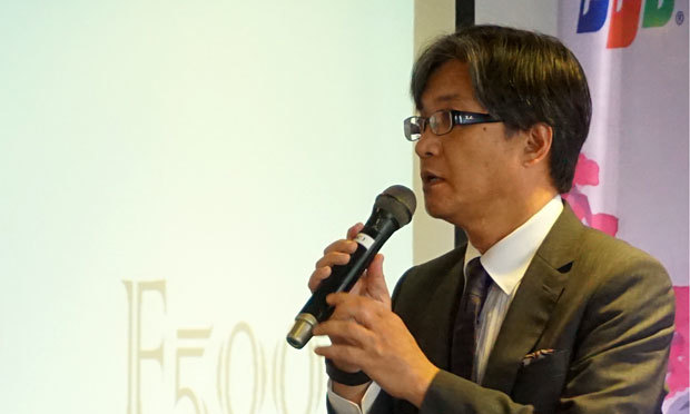 <p> Lần đầu tiên sang Việt Nam và tham quan công trình F-Ville 1 và 2 của FPT Software, bác Ohkawa đại diện Fujitsu Higashi Nihon business group, cảm thấy yên tâm và tin tưởng khi giao việc cho FPT và tăng trưởng các hoạt động kinh doanh.</p> <p> Từ góc nhìn của khách hàng, bác Ohkawa nhắn nhủ, để tăng trưởng, mỗi người cần chú ý đến năng lực của mình để nâng cao chất lượng và đáp ứng nhu cầu của Fujitsu. "Tôi mong cả hai bên công ty cùng cố gắng để tạo nên sức mạnh chiến thắng các doanh nghiệp khác. Chúc sức khỏe tất cả mọi người".</p>