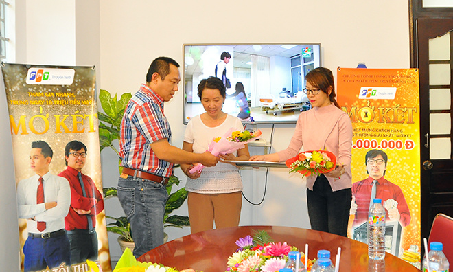 <p> Anh Phạm Thanh Tuấn trao hoa và phần thưởng tiền mặt 10 triệu đồng cho khách hàng trúng thưởng. </p>