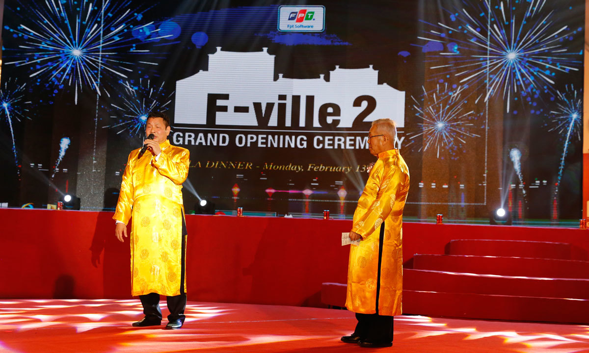 <p> Một trong những tiết mục đặc sắc đầy tính "ngẫu hứng" tại lễ ra mắt chính là Chủ tịch FPT Trương Gia Bình song ca cùng bác Ogawa Takeo - cố vấn cấp cao của FPT - trong nhạc phẩm nổi tiếng "Kachiusa'' bằng ba ngôn ngữ tiếng Nga, Nhật và Việt để tặng khán giả.</p>