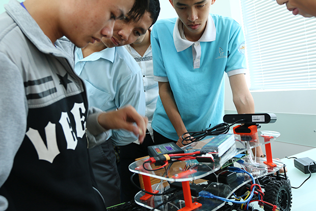 Anh Nguyễn Đức Linh, FPT Software chạy thử xe mô hình ngay tại buổi trao xe cho các sinh viên ĐH Lạc Hồng.
