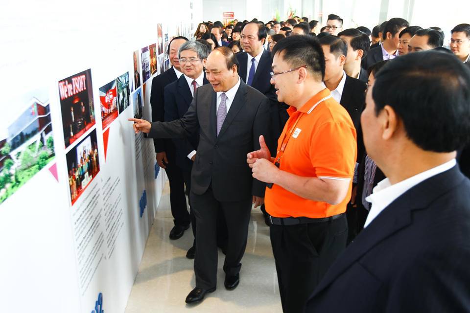 <p> Nhìn bức ảnh Chủ tịch FPT Trương Gia Bình và lãnh đạo FPT Software vận chuyển lương thực sang Nhật đúng đợt xảy ra thảm họa kép năm 2011, khi mà tất cả công ty Trung Quốc đều bỏ về thì 142 người của FPT vẫn quyết tâm ở lại, Thủ tướng dành lời ngợi khen: "Tôi nhớ rồi. Hình ảnh tuyệt vời đấy! FPT thật kiên cường".</p>