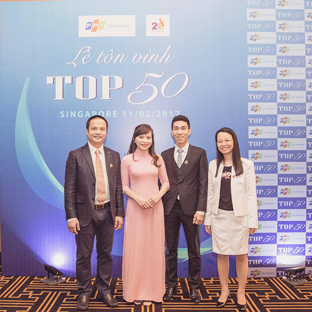<p> Ngọc Anh và chồng chụp ảnh cùng Chủ tịch FPT Telecom Chu Thanh Hà và TGĐ Nguyễn Văn Khoa. </p>