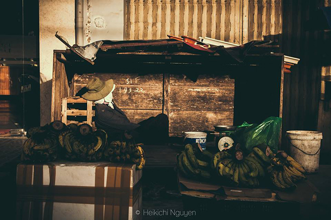 <p> Bức ảnh chụp cô bán trái cây nghỉ chợp mắt lúc chiều tà tại Đà Lạt được tác giả Nguyễn Đức Thục, sinh viên FPT Arena Bình Thạnh đặt tên "Bình yên". </p>