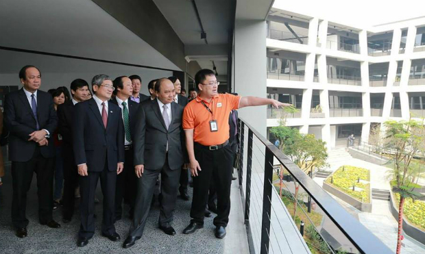 Thủ tướng Nguyễn Xuân Phúc đánh giá cao các đề xuất cụ thể của TGĐ FPT. Trước đó, trong chuyến thăm công trình 16 triệu USD của FPT, ông cũng đánh giá cao về môi trường làm việc xanh, đáp ứng chỗ ngồi cho 3.000 lập trình viên của FPT. Ảnh: Anh Tuấn.