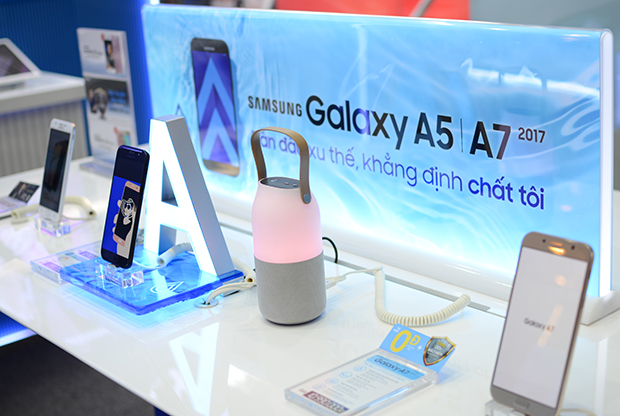 tất cả khách hàng đặt mua trước bộ đôi Galaxy A5/A7 2017 đã có thể đến nhận sản phẩm tại các cửa hàng FPT Shop trên toàn quốc và nhận bộ quà trị giá 2 triệu đồng
