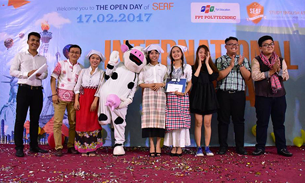Phần trình diễn vắt sữa bò táo bạo và hài hước, kết hợp với trang phục tự thiết kế đầy sáng tạo của các cô Gái Hà Lan đem về cho đội thi đấu cùng tên giải Nhì chung cuộc.