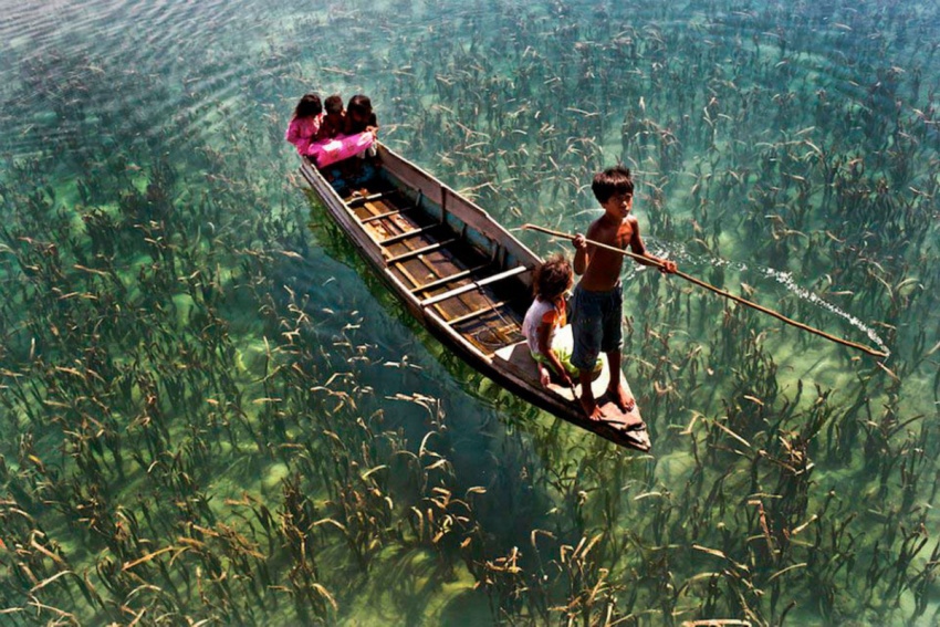 <p class="Normal"> <span>Trẻ con chèo thuyền trên một hồ trong vắt ở Sabah, Malaysia.</span></p>