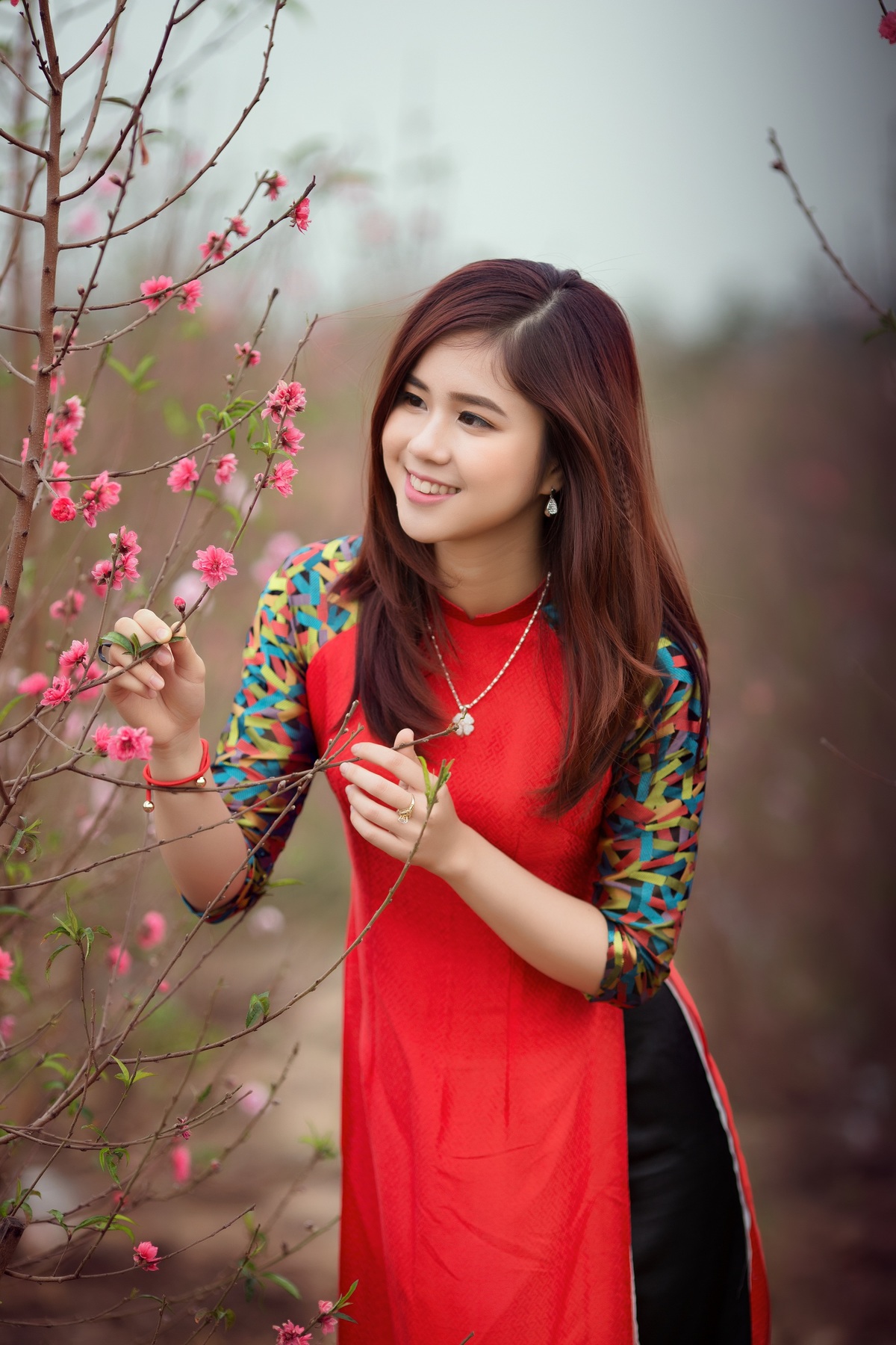 <div style="text-align:justify;"> Hiền mang vẻ dễ thương của một cô gái Việt trong tà áo dài đỏ họa tiết. Cô từng đạt giải Á khôi và Gương mặt khả ái tại cuộc thi nét đẹp Làng sen do Nghệ An tổ chức.</div>