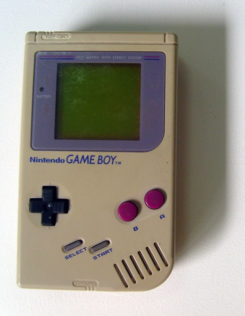 <p class="Normal"> Chiếc Game Boy cần tay đầu tiên của Nintendo có màn hình LCD xanh, bộ điều hướng, A, B, nút khởi động và nút chọn. Vào tháng 8 năm 1989, máy Game Boy này ra mắt ở thị trường Mỹ, với giá bán khởi điểm là 89,99 USD. Một thập kỷ rưỡi sau đó, Game Boy và bản nâng cấp Game Boy Color đã bán được 118 triệu bản trên toàn thế giới.</p> <p class="Normal"> <span>Thiết bị chơi game cầm tay của Nintendo nhanh chóng gặt hái thành công nhờ vào hiện tượng Tetris và Super Mario Land. Trong 2 thập niên sau đó, các phiên bản GameBoy khác lần lượt đến tay người chơi là GB Pocket, GB Color, GB Advance và GB Micro.</span></p>