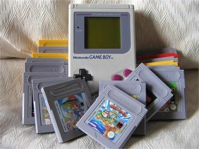 <p class="Normal"> Trải qua 25 năm, tổng số lượng bán ra các phiên bản của Game Boy đã đạt hơn ngưỡng 200 triệu máy và trở thành chiếc máy chơi game cầm tay bán chạy nhất thế giới, cũng chính là hình ảnh quen thuộc trong tuổi thơ của những game thủ 8x Việt Nam.</p>