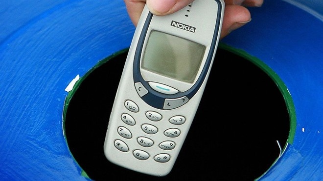 <p> Nokia 3310 được giới thiệu vào ngày 1/9/2000, thời điểm mà chúng ta vẫn còn gọi và nhắn tin SMS là chính. Do đó, những yếu tố vượt trội như pin xài cả tuần, thân máy siêu bền và giá rẻ đều là những thứ đáng đồng tiền bát gạo của Nokia 3310. Đây cũng là chiếc điện thoại đầu tiên trong đời của không ít người. Nhiều người ở độ tuổi 30 trở lên nhớ nó như là chiếc điện thoại đầu tiên mà họ sở hữu hoặc từng là chú dế mà bạn bè họ thèm muốn.</p>